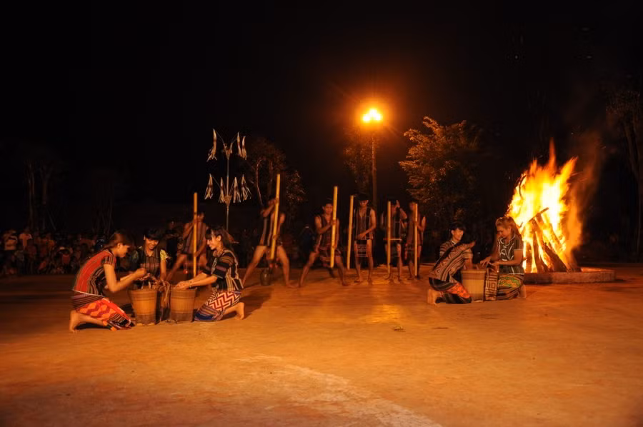 Đồng bào S'tiêng bản địa biểu diễn tiết mục "Tiếng chày trên sóc Bom Bo" của nhạc sĩ Xuân Hồng trong một lễ hội truyền thống