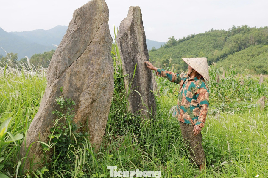 Bà Đinh Thị Diện, hậu duệ đời thứ 20 của dòng họ Đinh Công, người thường xuyên chăm sóc khu mộ đá cho biết, với người dân địa phương, dòng họ Đinh Công, nơi đây được xem là “thánh địa”, vùng đất thiêng không ai dám xâm phạm, gắn liền với truyền thuyết về dòng họ Đinh giàu có và quyền lực bậc nhất xứ Mường xưa. tp-12.jpg