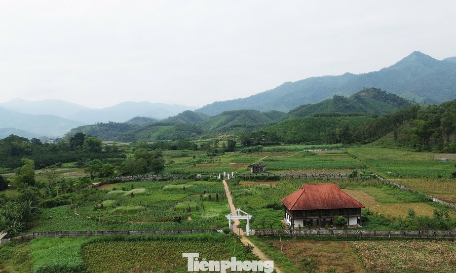 Trong những ngày cuối tháng mười, giữa tiết trời heo may, chúng tôi đến tìm hiểu khu mộ cổ Đống Thếch. Từ phường Hòa Bình (tỉnh Phú Thọ) di chuyển khoảng 35 km đến Mường Động . Đứng ở tỉnh lộ 12B, du khách có thể thấy những khối đá cao lớn, phủ rêu phong hiện lên sừng sững giữa cỏ xanh, tạo nên một không gian trầm mặc và linh thiêng. tp-1.jpg
