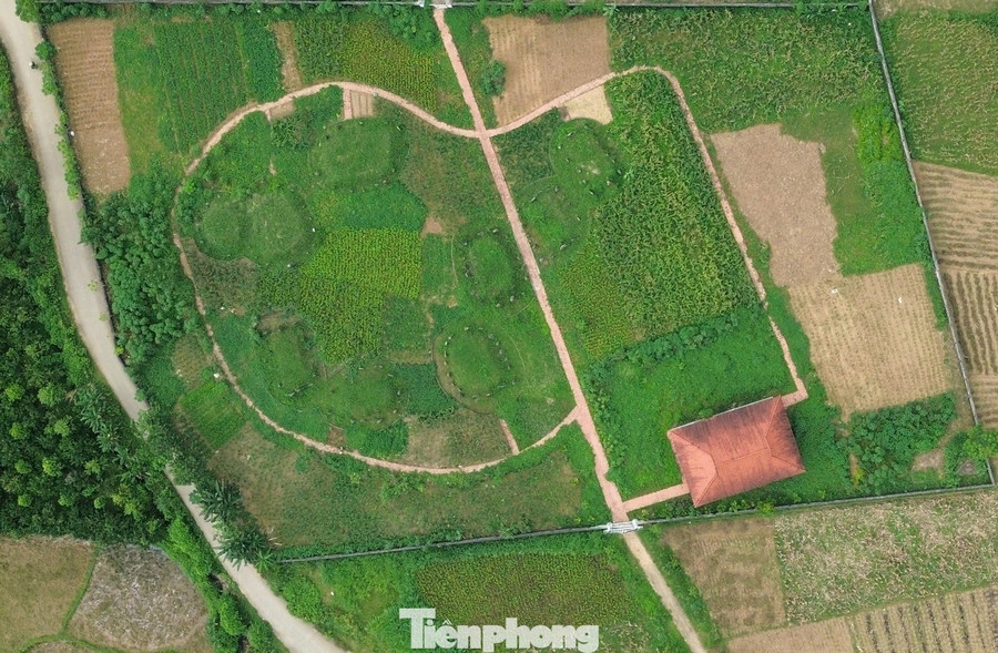 Bước chân vào khu mộ, ai nấy đều choáng ngợp trước hàng trăm ngôi mộ cổ nằm san sát nhau, giữa đó là vô số cột đá lớn nhỏ dựng thẳng tắp. Có cột cao gần hơn 3 m, rộng hơn một mét, như biểu tượng quyền lực thách thức thời gian. Nhiều phiến đá đã phủ rêu xanh, khắc những dòng chữ cổ mờ dần theo năm tháng, càng làm tăng vẻ bí ẩn cho khu mộ đá cổ xưa. tp-2.jpg