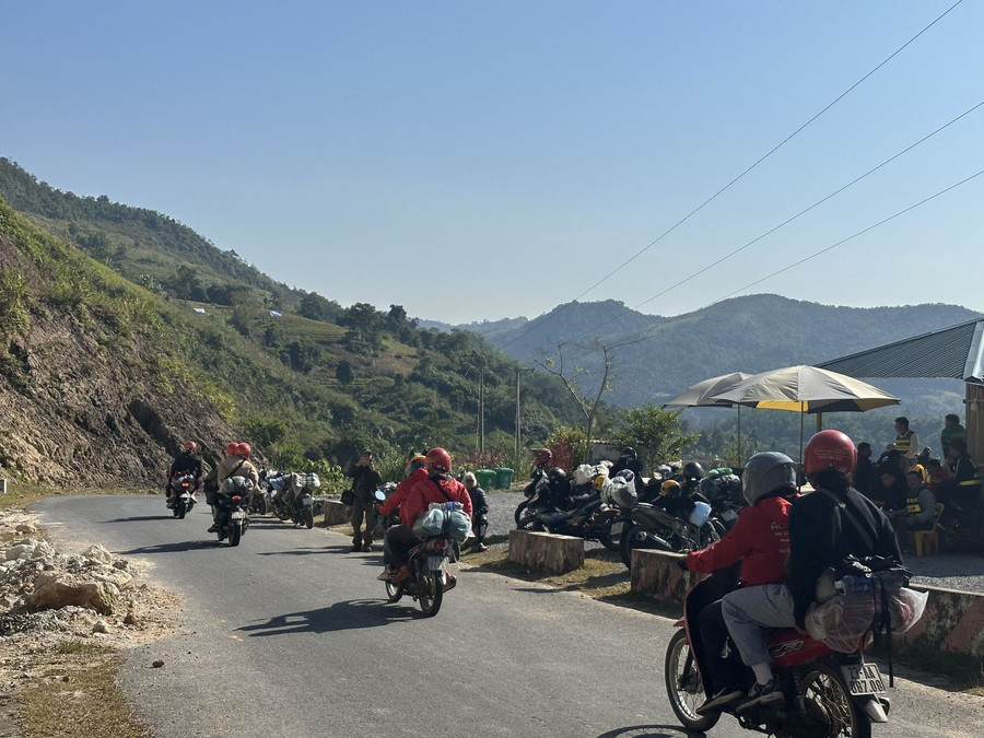 Các phượt thủ trên đường và ở điểm dừng chân.