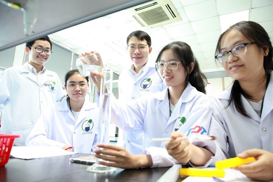 TS. Lê Quốc Việt hướng dẫn sinh viên thực hành thí nghiệm. TS. Lê Quốc Việt hướng dẫn sinh viên thực hành thí nghiệm.
