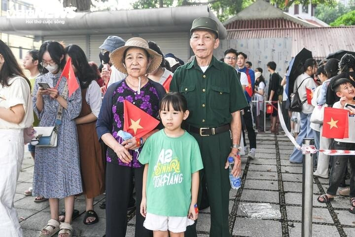 Ông Nguyễn Tiến Binh (1950, Phú Thọ), từng là cựu chiến binh chiến trường Quảng Trị, đã có mặt từ 4h sáng. Ông xúc động: “Tôi muốn được tận mắt sống lại giây phút lịch sử mà thế hệ chúng tôi đã chiến đấu để bảo vệ. Chỉ nghĩ đến thôi, lòng đã rộn ràng”. 12b7aa7ea89d20c3798c-07544046.jpg