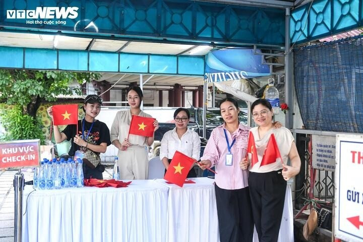 Ngay từ sớm, BTC đã sẵn sàng đón người dân đến check-in tham gia trải nghiệm trong ngày 20/8. 114e516ffb8f73d12a9e-07494027.jpg