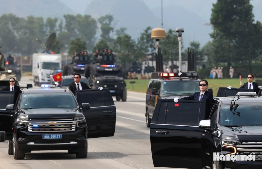 Nữ chiến sĩ Cảnh vệ tham gia diễn tập cùng lực lượng nam, phối hợp xe cảnh sát chuyên dụng bảo vệ nguyên thủ, đoàn xe hộ tống, tái hiện tình huống thực tế khi làm nhiệm vụ.