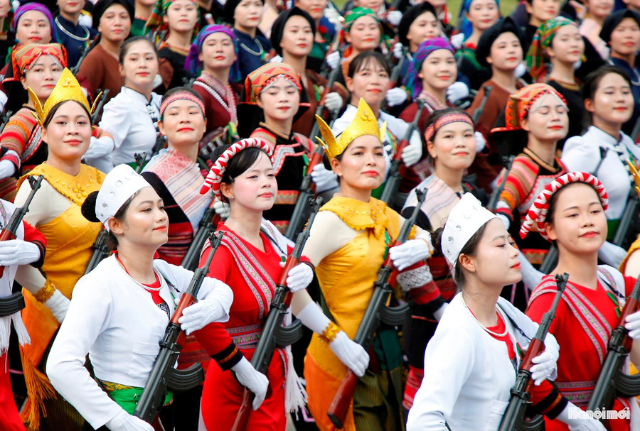 Trong đội hình có phụ nữ thuộc nhiều dân tộc khác nhau, từ miền núi, miền xuôi, vùng biển đảo, cho thấy mọi thành phần, mọi dân tộc đều góp công vào sự nghiệp giải phóng dân tộc và bảo vệ Tổ quốc.