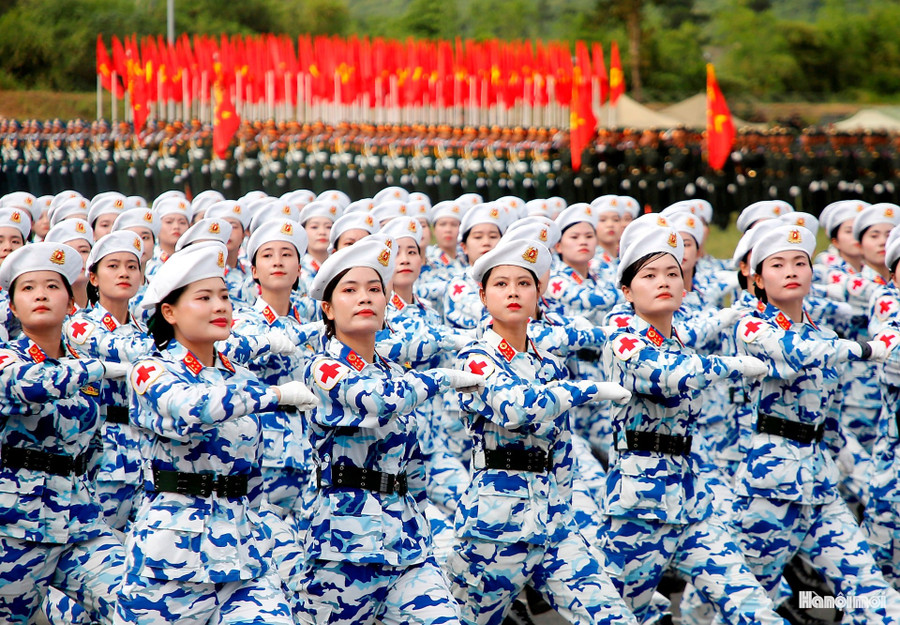 Khối nữ sĩ quan Quân y, đại diện cho hình ảnh vừa là thầy thuốc, vừa là người lính.