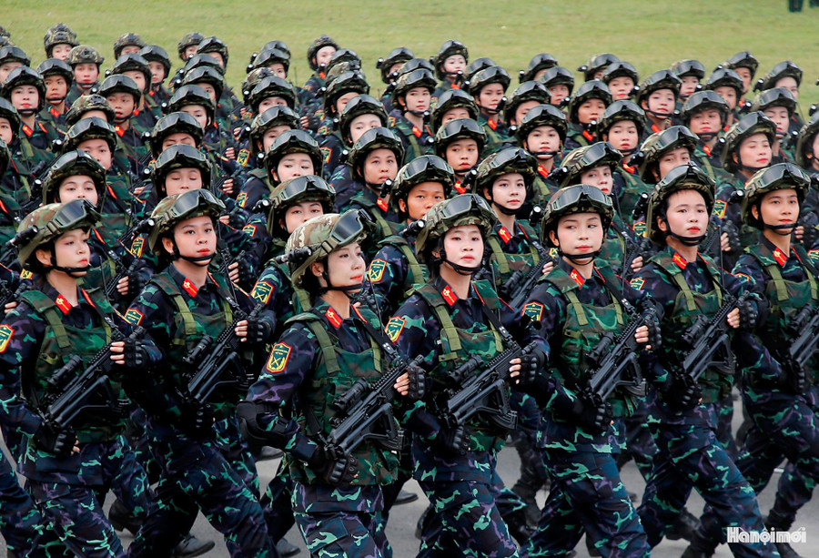 Khối nữ Chiến sĩ Biệt động - đại diện cho lực lượng bí mật, đóng vai trò quan trọng như che giấu vũ khí, trinh sát, dẫn đường, trực tiếp tham gia chiến đấu. Sự xuất hiện của họ nhằm nhắc lại hình ảnh kiên cường, mưu trí của phụ nữ trong các trận đánh lịch sử.