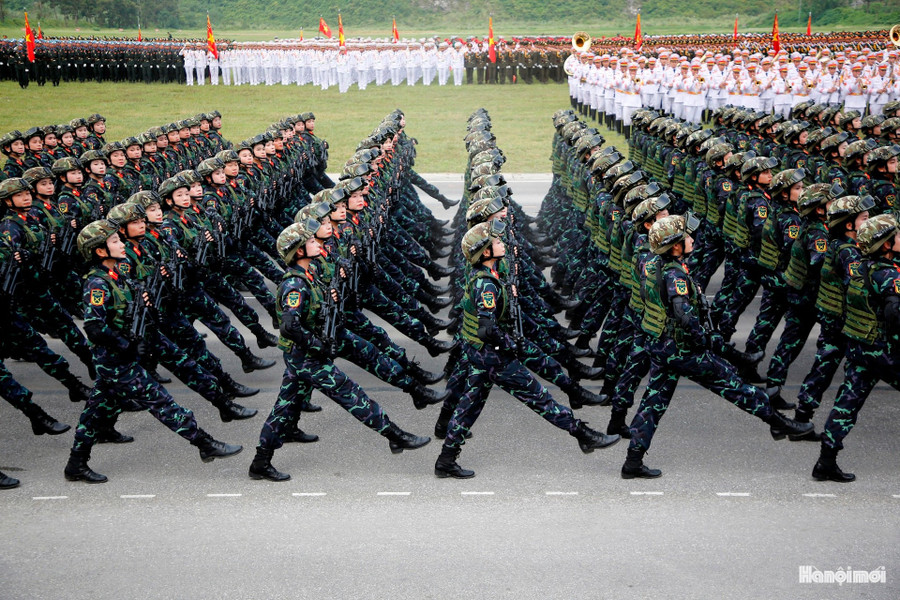 Những bước đi đầy oai phong và mạnh mẽ.