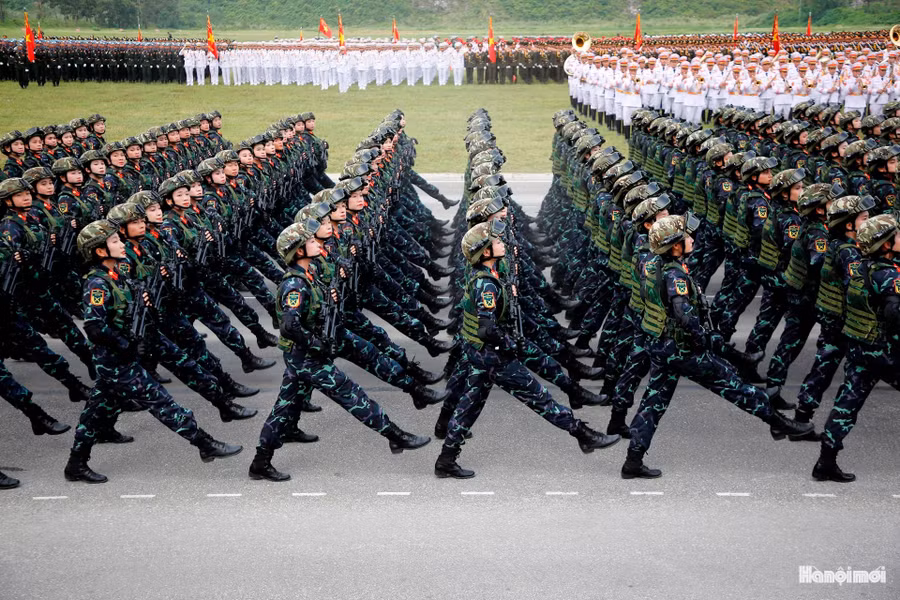 Những bước đi đầy oai phong và mạnh mẽ.