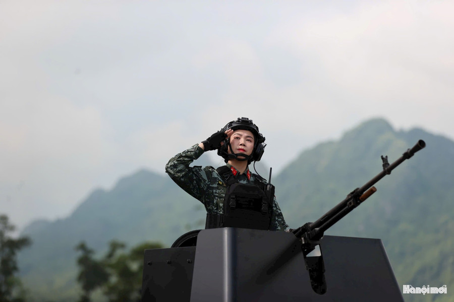 Nữ Cảnh sát đặc nhiệm trên xe chuyên dụng.