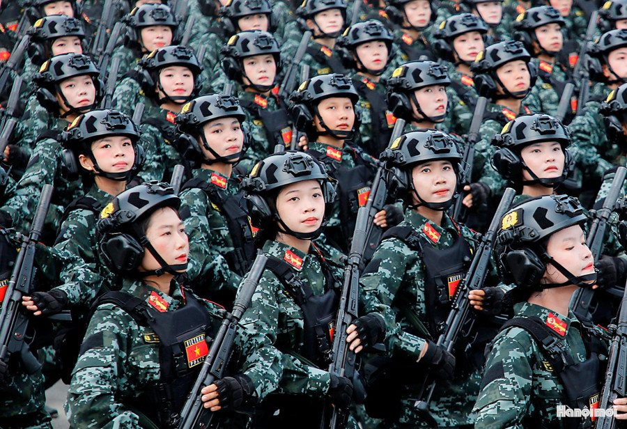 Khối nữ Cảnh sát đặc nhiệm là lực lượng được huấn luyện như nam giới gồm bắn súng, võ thuật, chiến thuật đột kích, giải cứu, lái xe đặc chủng, xử lý tình huống khẩn cấp.