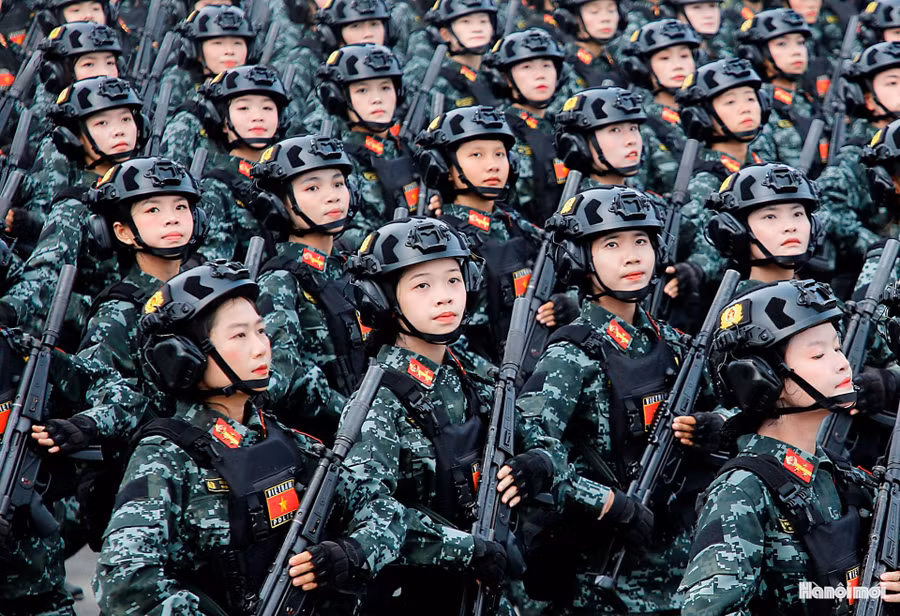 Khối nữ Cảnh sát đặc nhiệm là lực lượng được huấn luyện như nam giới gồm bắn súng, võ thuật, chiến thuật đột kích, giải cứu, lái xe đặc chủng, xử lý tình huống khẩn cấp.