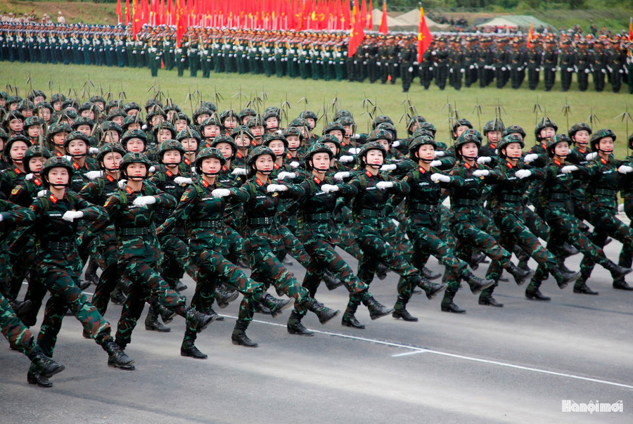 Khối nữ Sĩ quan Thông tin không chỉ giỏi nghiệp vụ truyền thống mà còn làm chủ công nghệ thông tin, viễn thông, tác chiến điện tử.