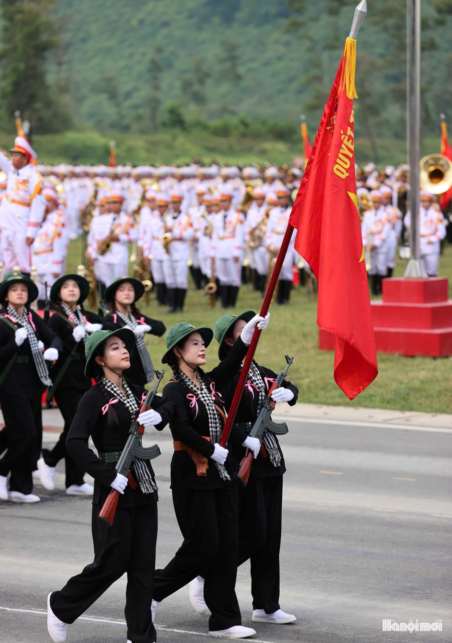 Khối nữ Du kích miền Nam tái hiện hình ảnh phụ nữ miền Nam thời kháng chiến chống Mỹ, những người trực tiếp cầm súng, tham gia chiến đấu, làm nhiệm vụ du kích ở các làng, xã, góp phần làm nên thắng lợi của dân tộc.