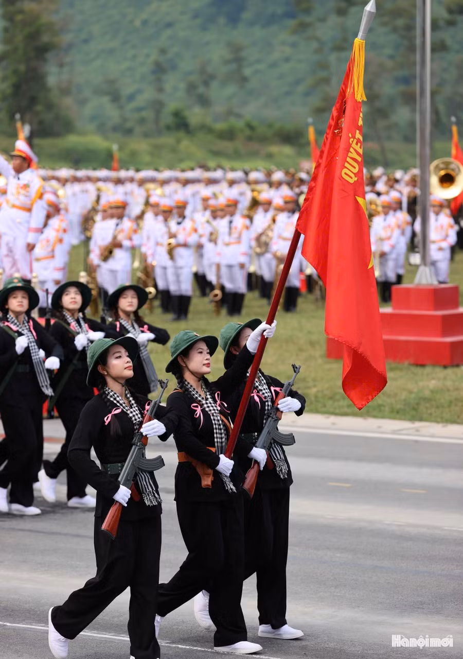 Khối nữ Du kích miền Nam tái hiện hình ảnh phụ nữ miền Nam thời kháng chiến chống Mỹ, những người trực tiếp cầm súng, tham gia chiến đấu, làm nhiệm vụ du kích ở các làng, xã, góp phần làm nên thắng lợi của dân tộc.