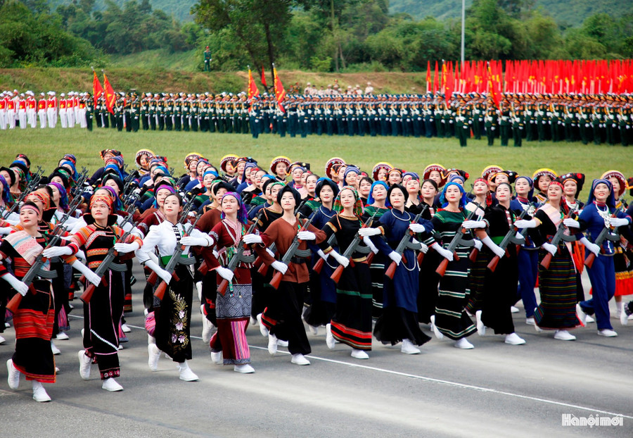 Khối nữ Dân quân các dân tộc Việt Nam có truyền thống đấu tranh toàn dân. Họ đại diện cho hình ảnh những người phụ nữ nơi làng bản, nương rẫy, vừa lao động sản xuất, vừa cầm súng bảo vệ quê hương, thể hiện phương châm “toàn dân đánh giặc”.