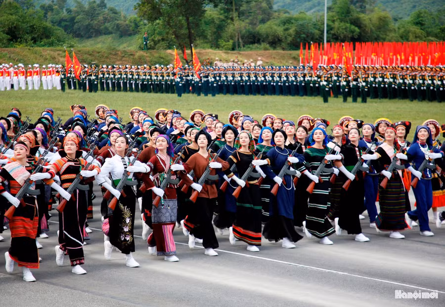 Khối nữ Dân quân các dân tộc Việt Nam có truyền thống đấu tranh toàn dân. Họ đại diện cho hình ảnh những người phụ nữ nơi làng bản, nương rẫy, vừa lao động sản xuất, vừa cầm súng bảo vệ quê hương, thể hiện phương châm “toàn dân đánh giặc”.