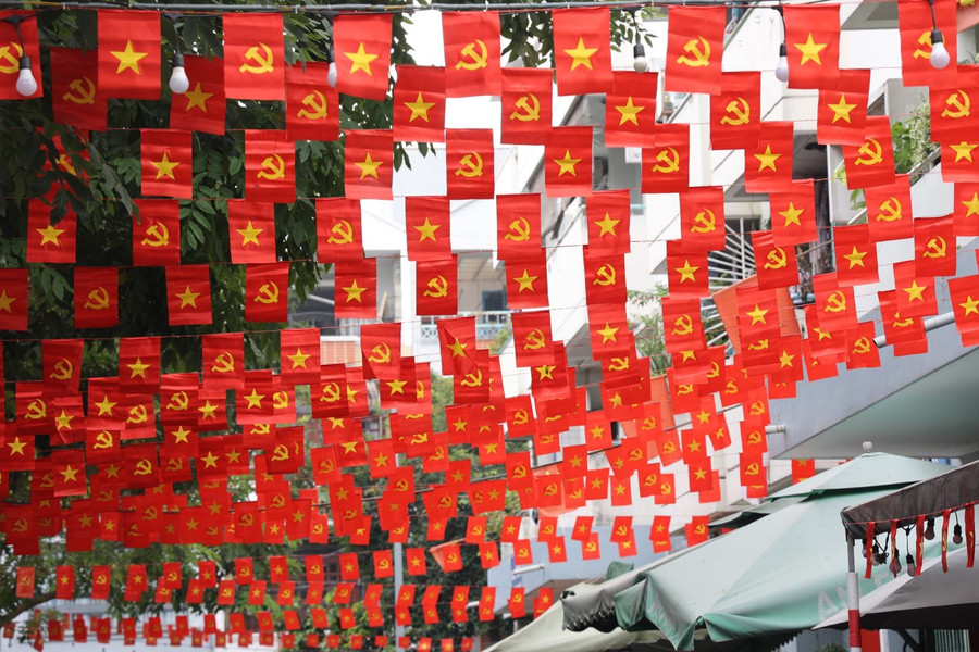 Pano, băng rôn khẩu hiệu được trang trí đồng bộ trước trụ sở các cơ quan tại trung tâm TP Hồ Chí Minh.