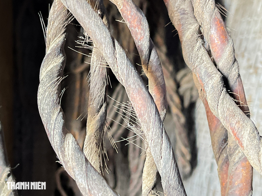 Hiện nay, căn nhà cổ vẫn lưu giữ nhiều vật dụng săn bắt voi rừng, như: cây mác, dây da trâu, tấm nệm lót lưng voi bằng da trâu… Đặc biệt là thanh kiếm của vua Bảo Đại trao tặng và chiếc mâm đồng của ông tổ vua voi Y Thu Knul