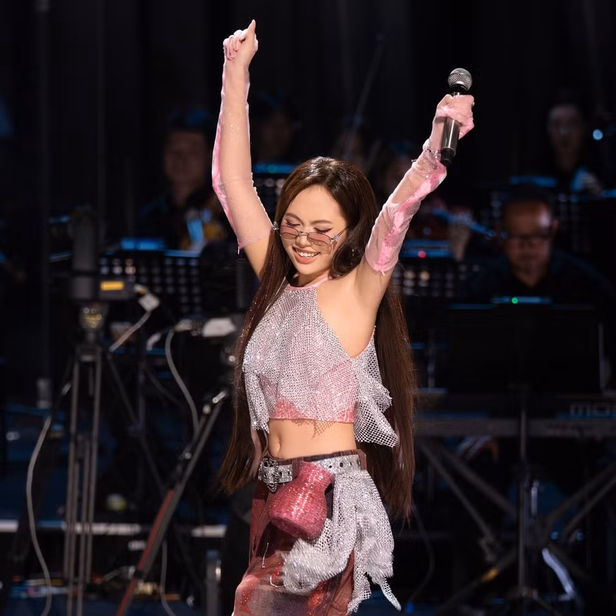 Đáng chú ý, tại Sing! Asia, giọng ca 10X khiến người hâm mộ nức lòng khi liên tục mang đến những tiết mục kết hợp giữa yếu tố truyền thống và hiện đại như Buôn trăng, Lý Bắc bộ, Bóng phù hoa… Với chiến lược rõ ràng, Phương Mỹ Chi ghi tên mình vào top 3 chung cuộc