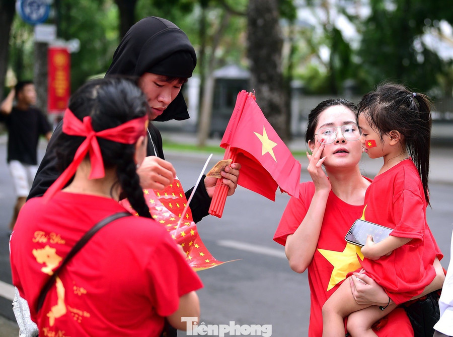 Trên đường Điện Biên Phủ, Nguyễn Thái Học… có không ít người bán các sản phẩm như: Cờ Tổ quốc cầm tay, sticker cờ đỏ sao vàng, quạt mát, mũ cờ đỏ sao vàng, áo phông cờ đỏ sao vàng . Giá các mặt hàng dao động từ 10.000 – 50.000 đồng/ sản phẩm. Trong đó, đồng giá 10.000 đồng có cờ Tổ quốc cầm tay, sticker cờ đỏ sao vàng. Mũ có giá 50.000 đồng, áo phông có giá 100.000 đồng. tp-xuantung-a80-gioitre-dichvu1.jpg