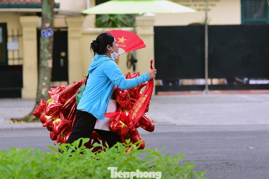 Theo Tuyển, hôm nay có sự kiện tổng hợp luyện diễu binh, diễu hành lần 1 nên nhiều người dân đến theo dõi, có nhiều người bán hàng hơn. "Sau gần hai tiếng có mặt trên phố Điện Biên Phủ mới bán được hơn chục lá cờ, sticker cờ đỏ sao vàng”, Tuyển nói. tp-xuantung-a80-gioitre-dichvu5.jpg