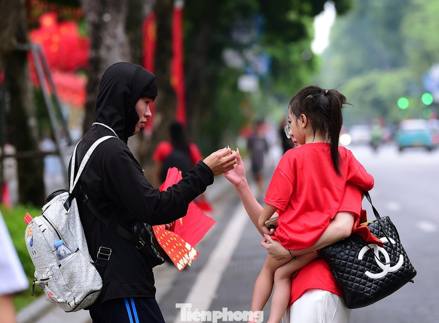 Hoàng Đình Tuyển (sinh viên năm thứ 2 ngành thương mại du lịch) tận dụng cơ hội trong dịp này để bán hàng. "Buổi sáng tôi đi học, nên thường đi bán hàng vào buổi chiều, vừa kiếm thêm và có trải nghiệm cho ngành học", Tuyển cho hay. tp-xuantung-a80-gioitre-dichvu3.jpg