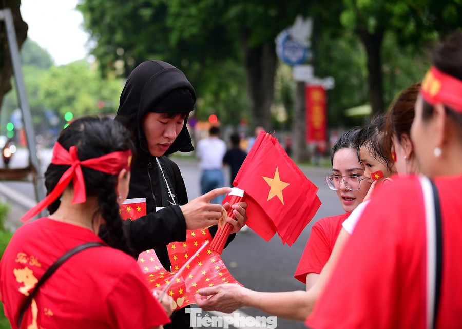 Chiều 21/8, nhiều người dân hướng về Ba Đình để theo dõi tổng hợp luyện diễu binh, diễu hành kỷ niệm 80 năm Cách mạng tháng Tám thành công và Quốc khánh 2/9 . Dịp này, nhiều bạn trẻ cũng tận dụng cơ hội gia tăng thu nhập. tp-xuantung-a80-gioitre-dichvu2.jpg