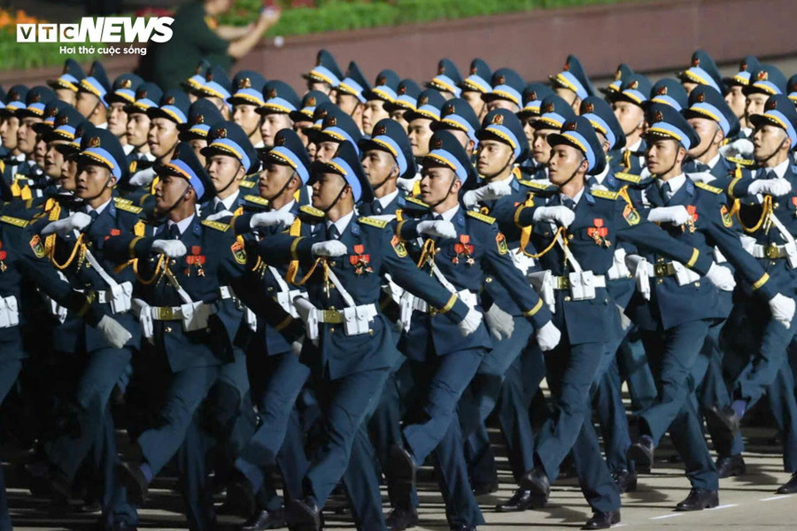 Khối nam chiến sĩ Phòng không - Không quân tiến qua lễ đài. tong-hop-luyen-quang-truong-ba-d-6.jpg