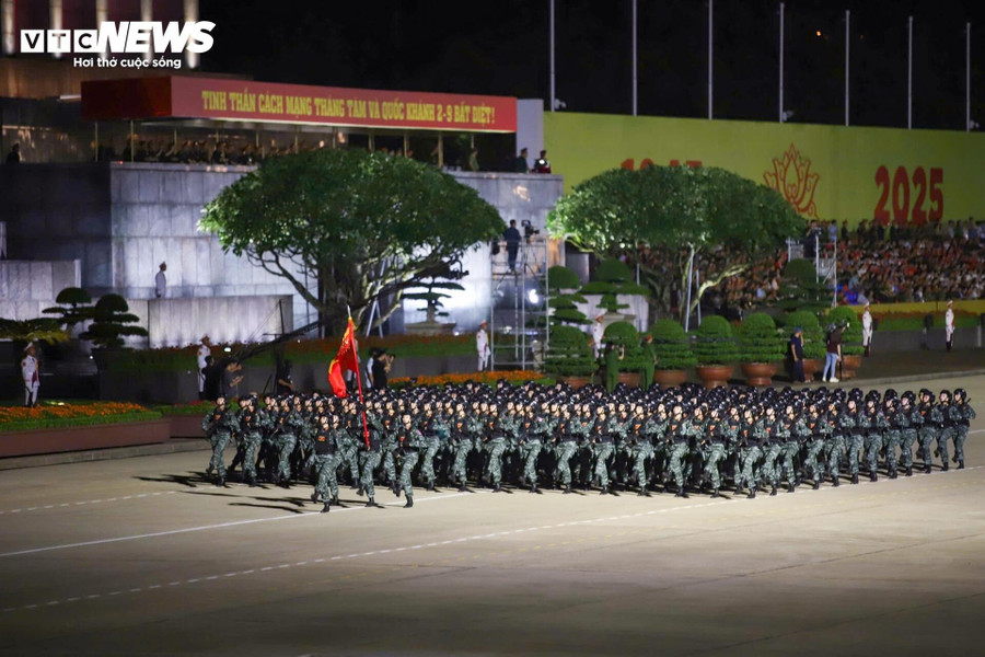Hình ảnh khối nữ cảnh sát đặc nhiệm. tong-hop-luyen-quang-truong-ba-d-14.jpg