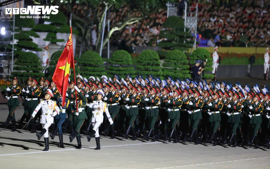 Sau hơn 3 tháng huấn luyện và 4 lần tổng hợp luyện tại Trung tâm Huấn luyện Quân sự quốc gia 4, đây là lần đầu tiên Ban tổ chức tổ chức tổng hợp luyện tại Quảng trường Ba Đình với sự tham gia tương đối đầy đủ của các lực lượng. tong-hop-luyen-quang-truong-ba-d-2.jpg