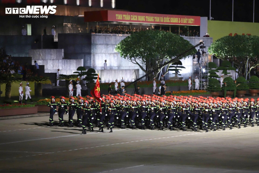 Khối nam Chiến sĩ Cảnh sát Phòng cháy chữa cháy. tong-hop-luyen-quang-truong-ba-d-13.jpg