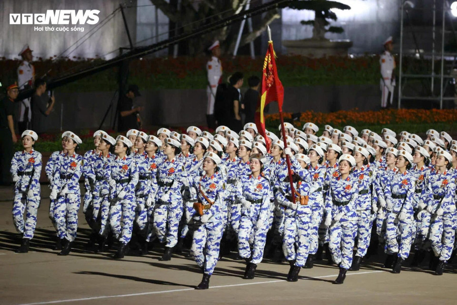 Khối nữ sĩ quan Quân y tiến qua lễ đài. tong-hop-luyen-quang-truong-ba-d-8.jpg