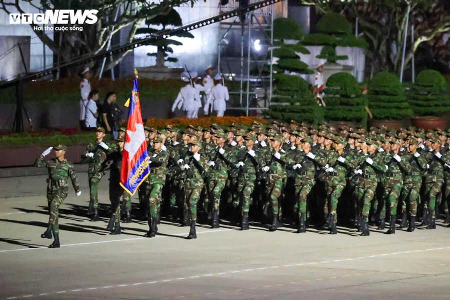 Đặc biệt, ở lần tổng hợp duyệt này có sự tham gia khối quân đội các nước: Liên bang Nga, Lào, Campuchia... tong-hop-luyen-quang-truong-ba-d-10.jpg