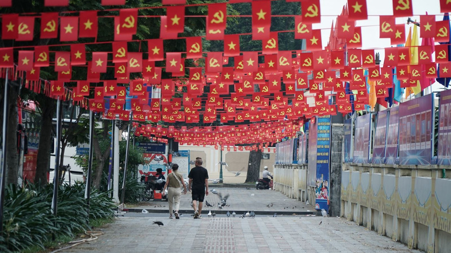 Khu vực trước Cung Văn hoá Lao động TP Hồ Chí Minh rực rỡ cờ hoa chào mừng Đại hội Đảng.