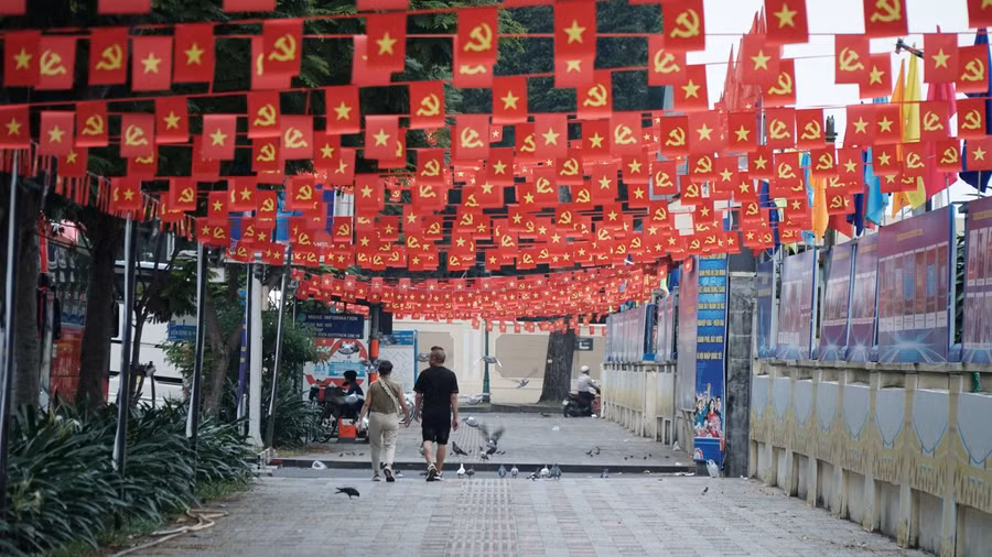 Khu vực trước Cung Văn hoá Lao động TP Hồ Chí Minh rực rỡ cờ hoa chào mừng Đại hội Đảng.