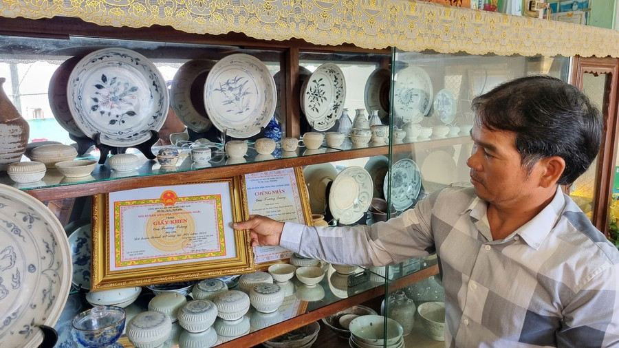 Cổ vật chen lẫn vỏ ốc biển trưng trong tủ của gia đình một ngư dân ở thôn Châu Thuận Biển. Ảnh: Nguyễn Ngọc Cổ vật chen lẫn vỏ ốc biển trưng trong tủ của gia đình một ngư dân ở thôn Châu Thuận Biển. Ảnh: Nguyễn Ngọc