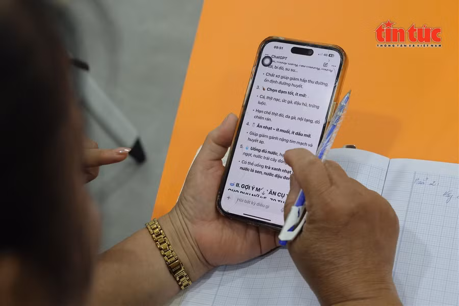 Lớp học “Công dân số bạc” giúp người cao tuổi tự tin tiếp cận và ứng dụng công nghệ vào đời sống hằng ngày.