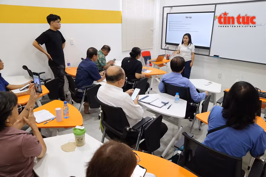 Lớp học "tóc bạc" và những người thầy tuổi đôi mươi.