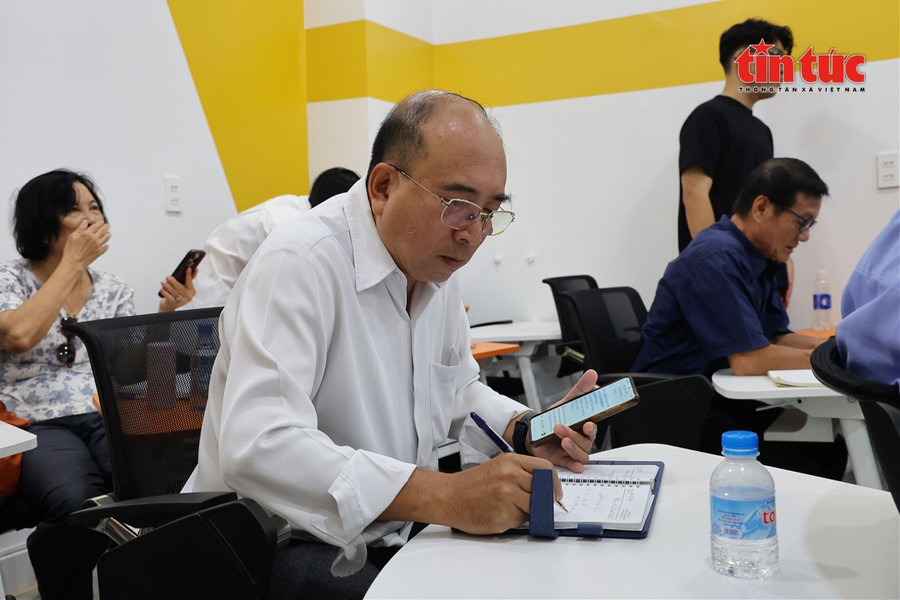 Ông Lê Hồng Triết (60 tuổi, ngụ phường Chợ Lớn) chăm chú ghi chép lại kiến thức trong buổi học kỹ năng số, thể hiện tinh thần học hỏi không ngừng của người cao tuổi. Ông Lê Hồng Triết (60 tuổi, ngụ phường Chợ Lớn) chăm chú ghi chép lại kiến thức trong buổi học kỹ năng số, thể hiện tinh thần học hỏi không ngừng của người cao tuổi.
