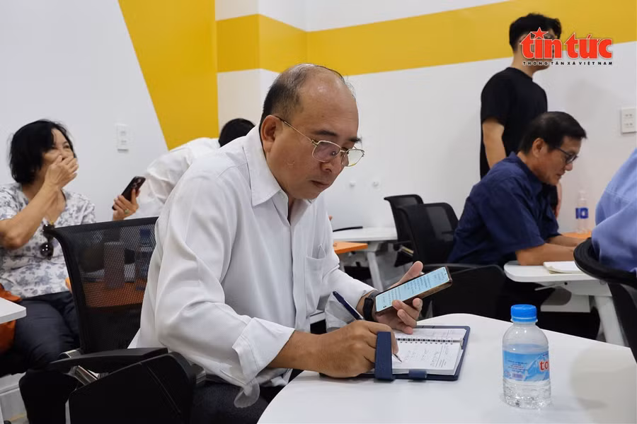 Ông Lê Hồng Triết (60 tuổi, ngụ phường Chợ Lớn) chăm chú ghi chép lại kiến thức trong buổi học kỹ năng số, thể hiện tinh thần học hỏi không ngừng của người cao tuổi.