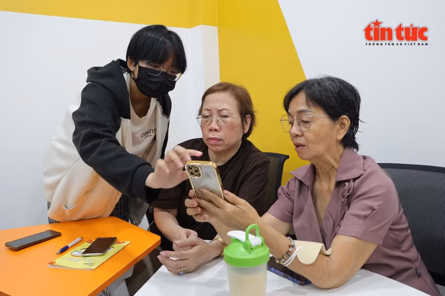 Các lớp học được các giảng viên và tình nguyện viên trẻ hướng dẫn chu đáo, tận tình giúp học viên lớn tuổi dễ dàng tiếp thu kiến thức số.