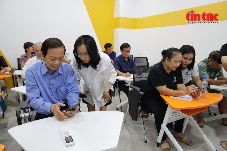 Tại lớp học, những học viên “đầu bạc” được các giảng viên và tình nguyện viên tuổi đôi mươi hướng dẫn tỉ mỉ, tận tình trong từng thao tác sử dụng công nghệ. Tại lớp học, những học viên “đầu bạc” được các giảng viên và tình nguyện viên tuổi đôi mươi hướng dẫn tỉ mỉ, tận tình trong từng thao tác sử dụng công nghệ.
