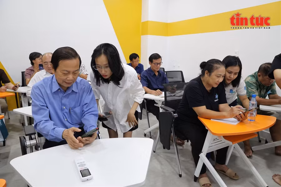 Tại lớp học, những học viên “đầu bạc” được các giảng viên và tình nguyện viên tuổi đôi mươi hướng dẫn tỉ mỉ, tận tình trong từng thao tác sử dụng công nghệ.