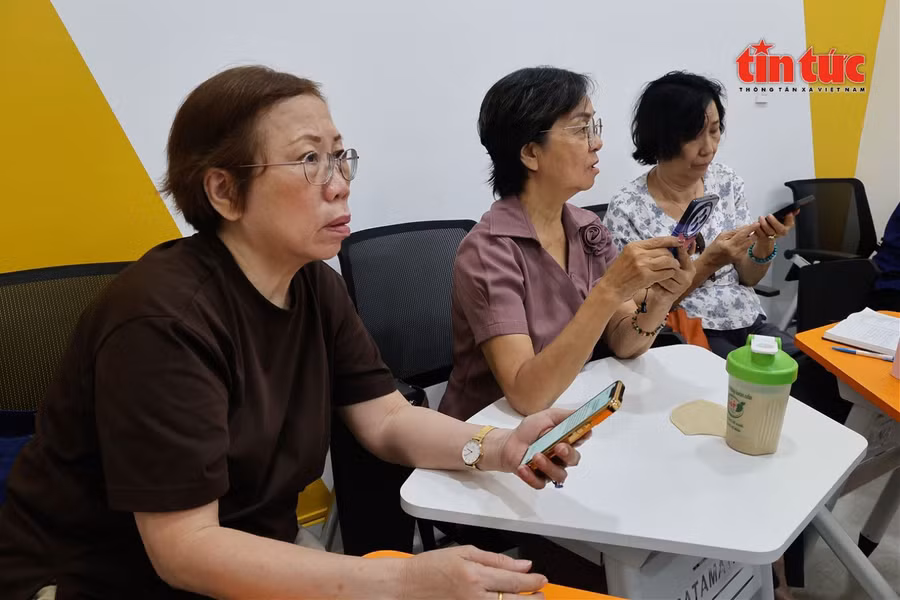 Niềm vui học hỏi không phân biệt tuổi tác tại lớp học của dự án "Công dân số bạc", nơi người cao tuổi được tiếp cận công nghệ một cách gần gũi và kiên nhẫn.