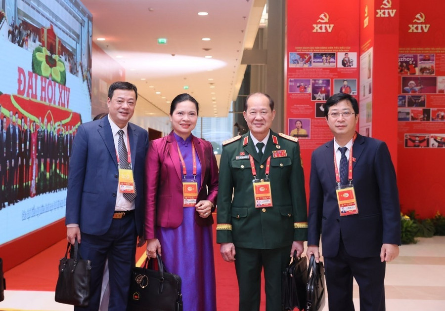 Bà Hà Thị Nga - Ủy viên Trung ương Đảng, Phó Chủ tịch - Tổng Thư ký Ủy ban Trung ương Mặt trận Tổ quốc Việt Nam; Thượng tướng Bế Xuân Trường - Phó Chủ tịch Ủy ban Trung ương Mặt trận Tổ quốc Việt Nam, Chủ tịch Trung ương Hội Cựu chiến binh Việt Nam và các đại biểu đến dự ngày làm việc thứ 3 của Đại hội. Ảnh: TTXVN