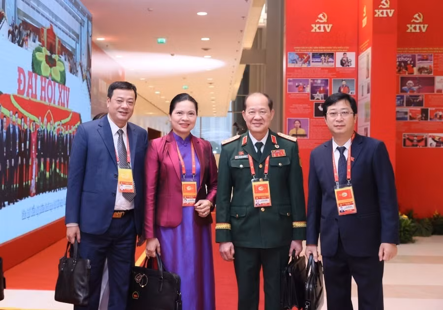 Bà Hà Thị Nga - Ủy viên Trung ương Đảng, Phó Chủ tịch - Tổng Thư ký Ủy ban Trung ương Mặt trận Tổ quốc Việt Nam; Thượng tướng Bế Xuân Trường - Phó Chủ tịch Ủy ban Trung ương Mặt trận Tổ quốc Việt Nam, Chủ tịch Trung ương Hội Cựu chiến binh Việt Nam và các đại biểu đến dự ngày làm việc thứ 3 của Đại hội. Ảnh: TTXVN