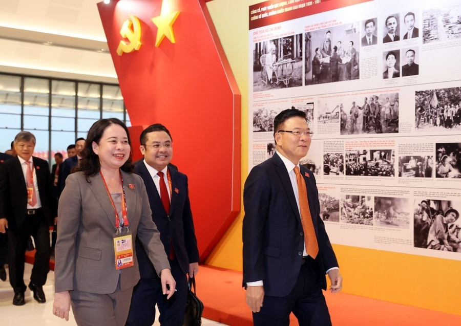 Các Ủy viên Trung ương Đảng: Phó Chủ tịch nước Võ Thị Ánh Xuân; Phó Thủ tướng Chính phủ Lê Thành Long và các đại biểu đến dự ngày làm việc thứ 3 của Đại hội XIV của Đảng. Ảnh: TTXVN