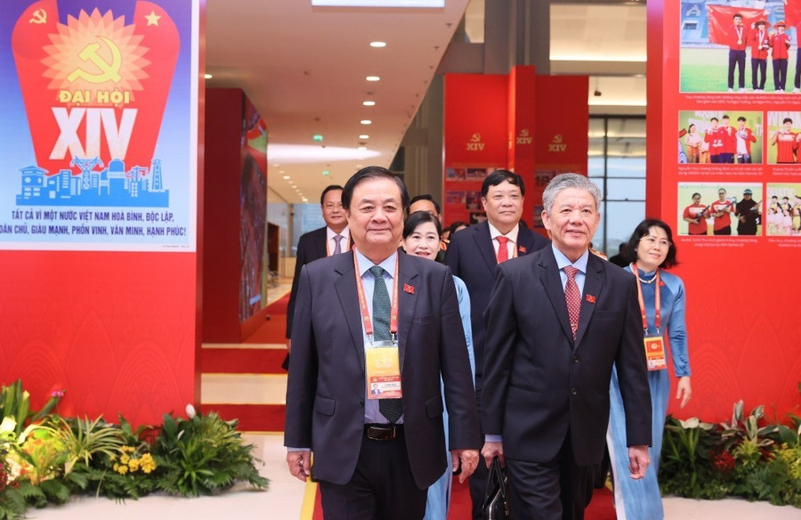 Ủy viên Trung ương Đảng, Phó Chủ tịch Quốc hội Lê Minh Hoan và các đại biểu đến dự phiên thảo luận tại hội trường về các Văn kiện Đại hội, sáng 21.1. Ảnh: TTXVN